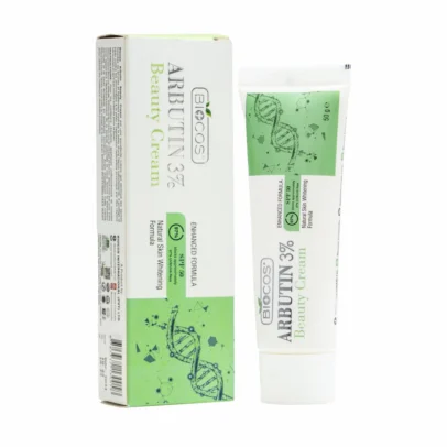 Biocos Arbutin 3% Beauty Cream qablaşdırması, məhsulun təbii və işıqlandırıcı təsirini göstərən dizayn. Krem, dəri tonunu bərabərləşdirməyə və dərini təzə, parlaq tutmağa kömək edir. Упаковка крема Biocos Arbutin 3%, показывающая дизайн, подчеркивающий естественный и осветляющий эффект продукта. Крем помогает выровнять тон кожи и придаёт ей свежесть и сияние.