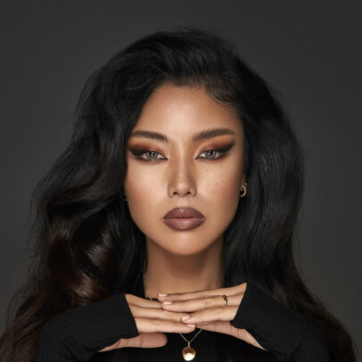 Bella Platinum Gray kosmetik linzalar, gözlərə təbii və cazibədar boz rəng verən rahat istifadə oluna bilən gözlük linzaları. Gözlərə dərin və parlaq bir görünüş əlavə edir.