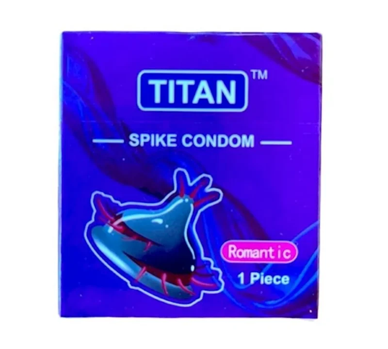 Titan Spike Condom qablaşdırması, kondomun yüksək keyfiyyətli materiallardan hazırlandığını və əlavə stimullaşdırma təcrübəsi təmin etdiyini göstərən dizayn. Kondom cinsi əlaqə zamanı əlavə həzz və qorunma təmin edir Упаковка Titan Spike Condom, показывающая, что презерватив изготовлен из высококачественных материалов и обеспечивает дополнительную стимуляцию. Презерватив гарантирует дополнительное удовольствие и защиту при половом акте.