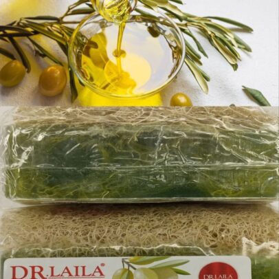 Zeytunyağı Özlü Təbii Kabak Lifli Sabun - DR.LAILA COSMETICS: Bu şəkil zeytunyağı tökülərkən və DR.LAILA COSMETICS-in təbii kabak lifli zeytunyağı özlü sabununun paketlənmiş formasını göstərir. Sabun, dəriyə təbii və nəmləndirici qulluq təmin edən zeytunyağı və kabak lifi ilə zənginləşdirilmişdir.