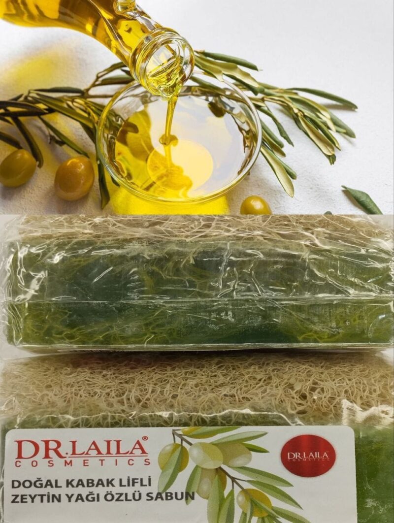 Zeytunyağı Özlü Təbii Kabak Lifli Sabun - DR.LAILA COSMETICS: Bu şəkil zeytunyağı tökülərkən və DR.LAILA COSMETICS-in təbii kabak lifli zeytunyağı özlü sabununun paketlənmiş formasını göstərir. Sabun, dəriyə təbii və nəmləndirici qulluq təmin edən zeytunyağı və kabak lifi ilə zənginləşdirilmişdir.